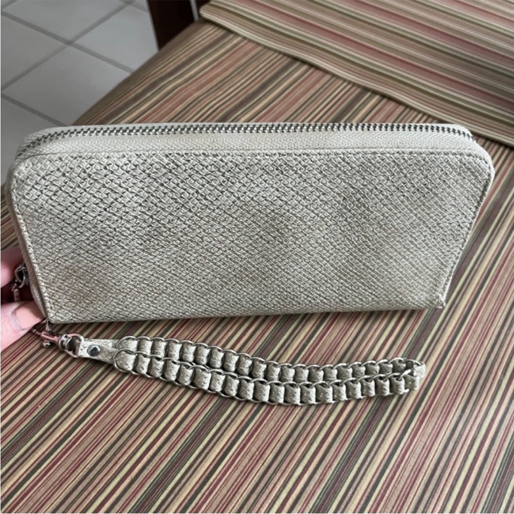 Wristlet in Metallic Gold